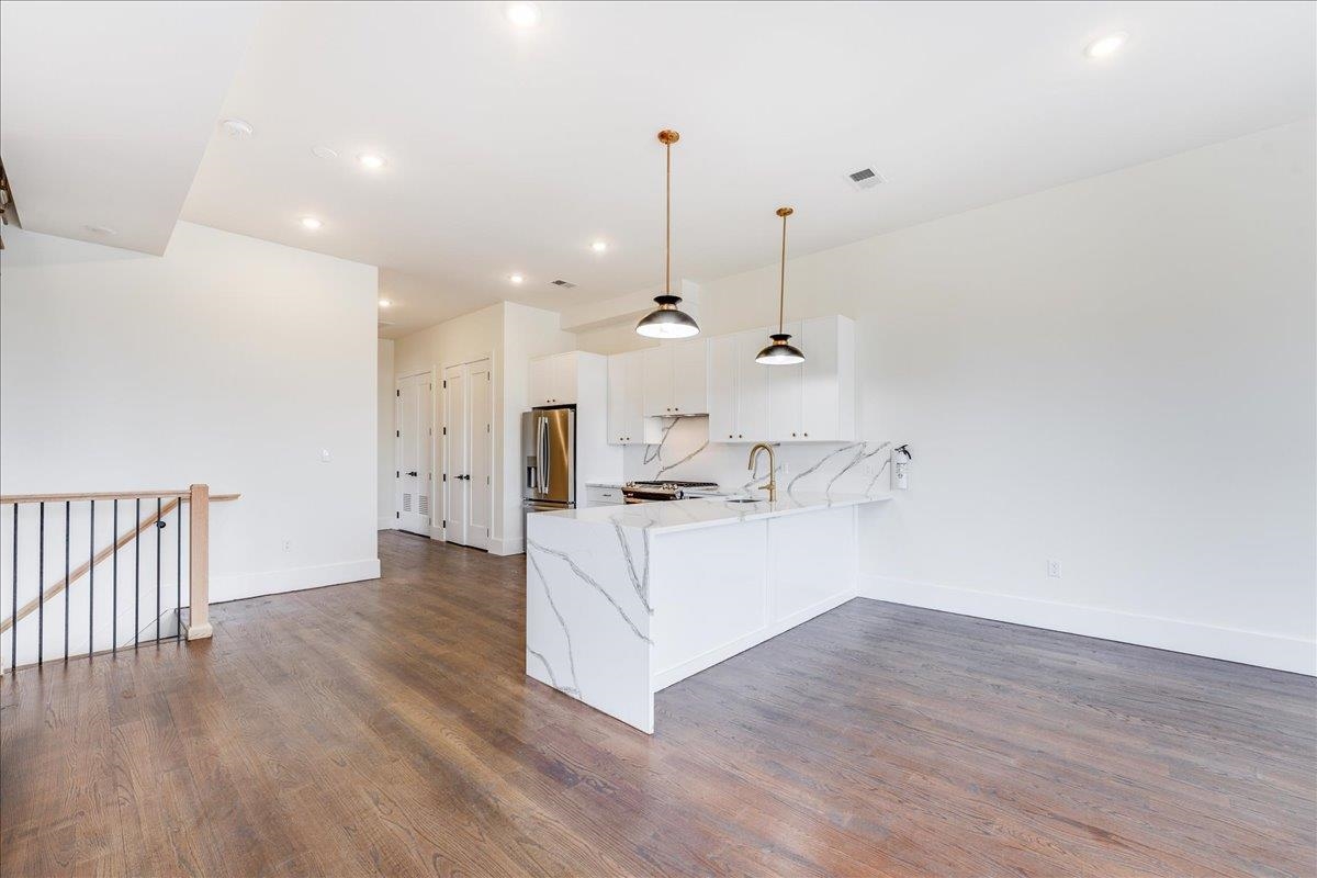 228 NUNDA AVE Unit: 2