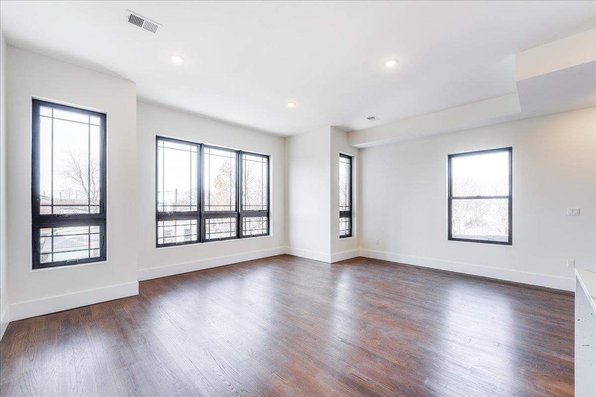 228 NUNDA AVE Unit: 2
