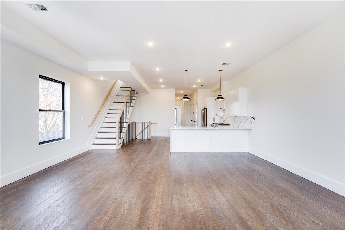 228 NUNDA AVE Unit: 2