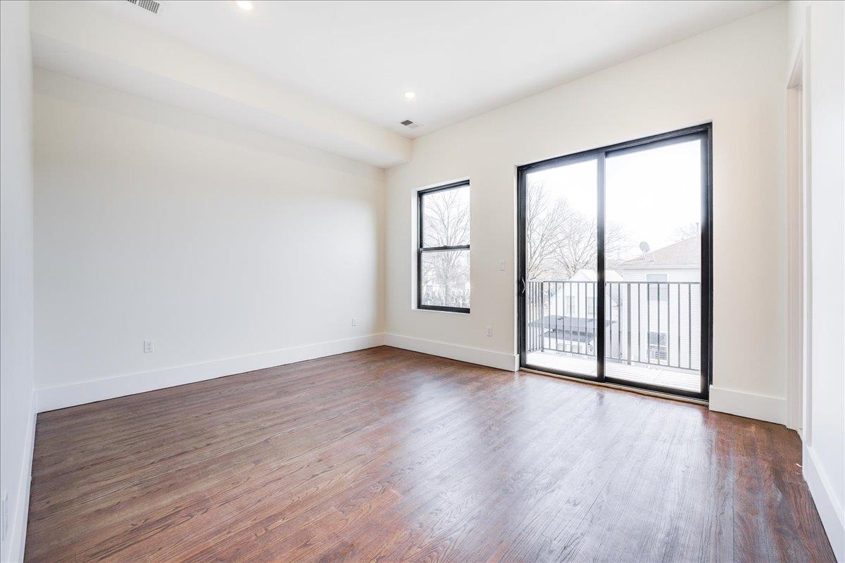 228 NUNDA AVE Unit: 2