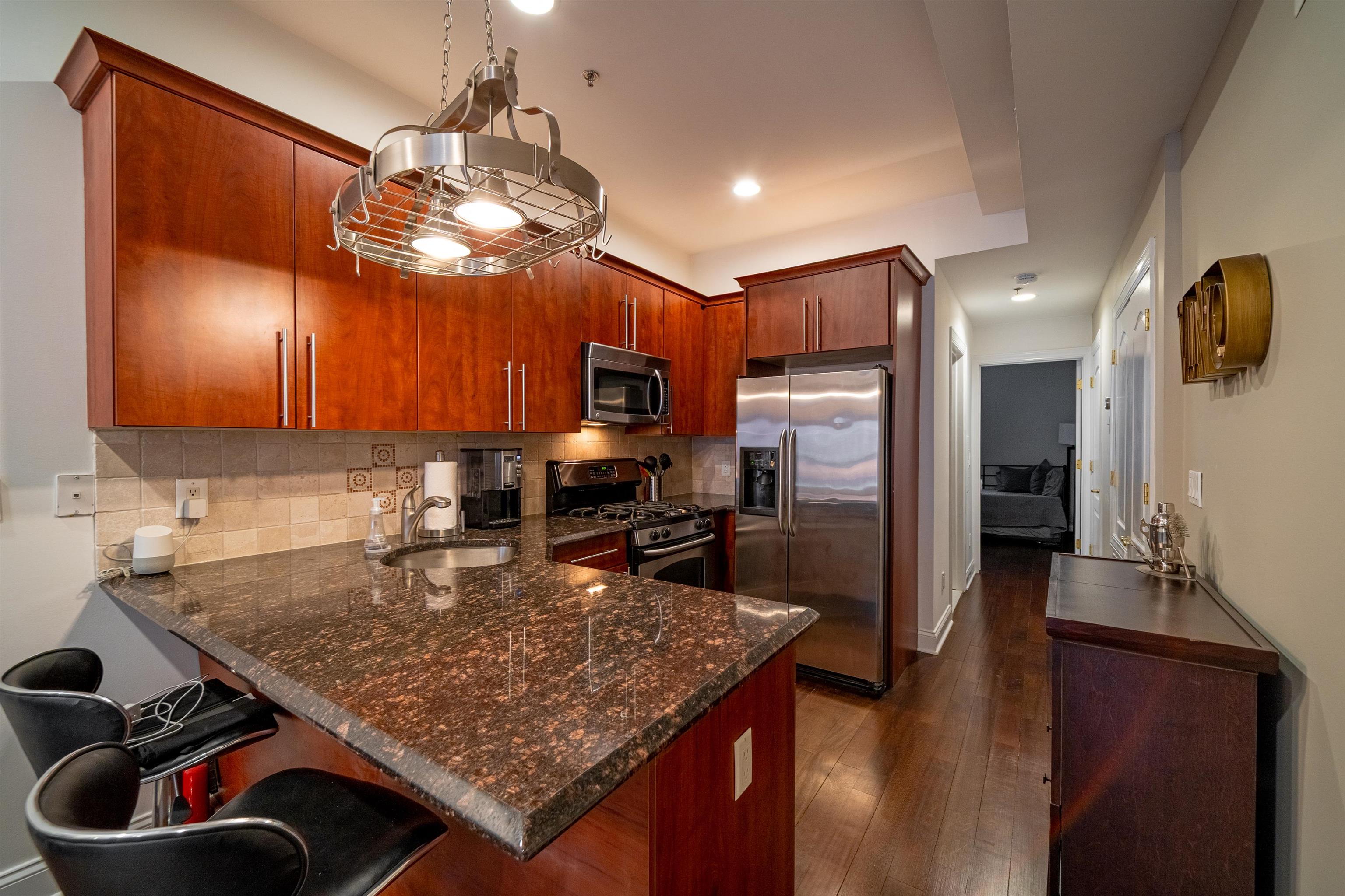 744 PARK AVE Unit: 2L
