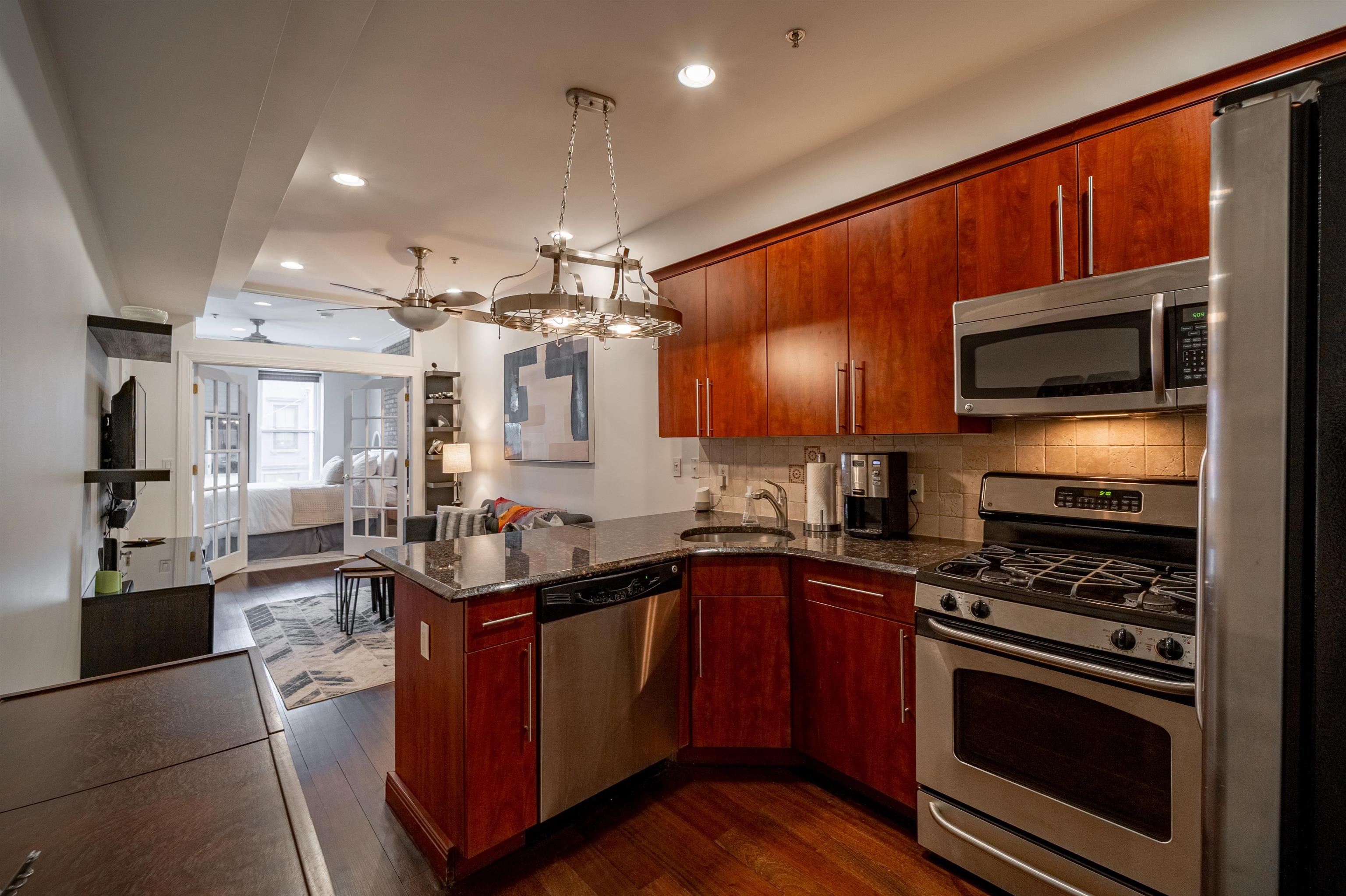 744 PARK AVE Unit: 2L