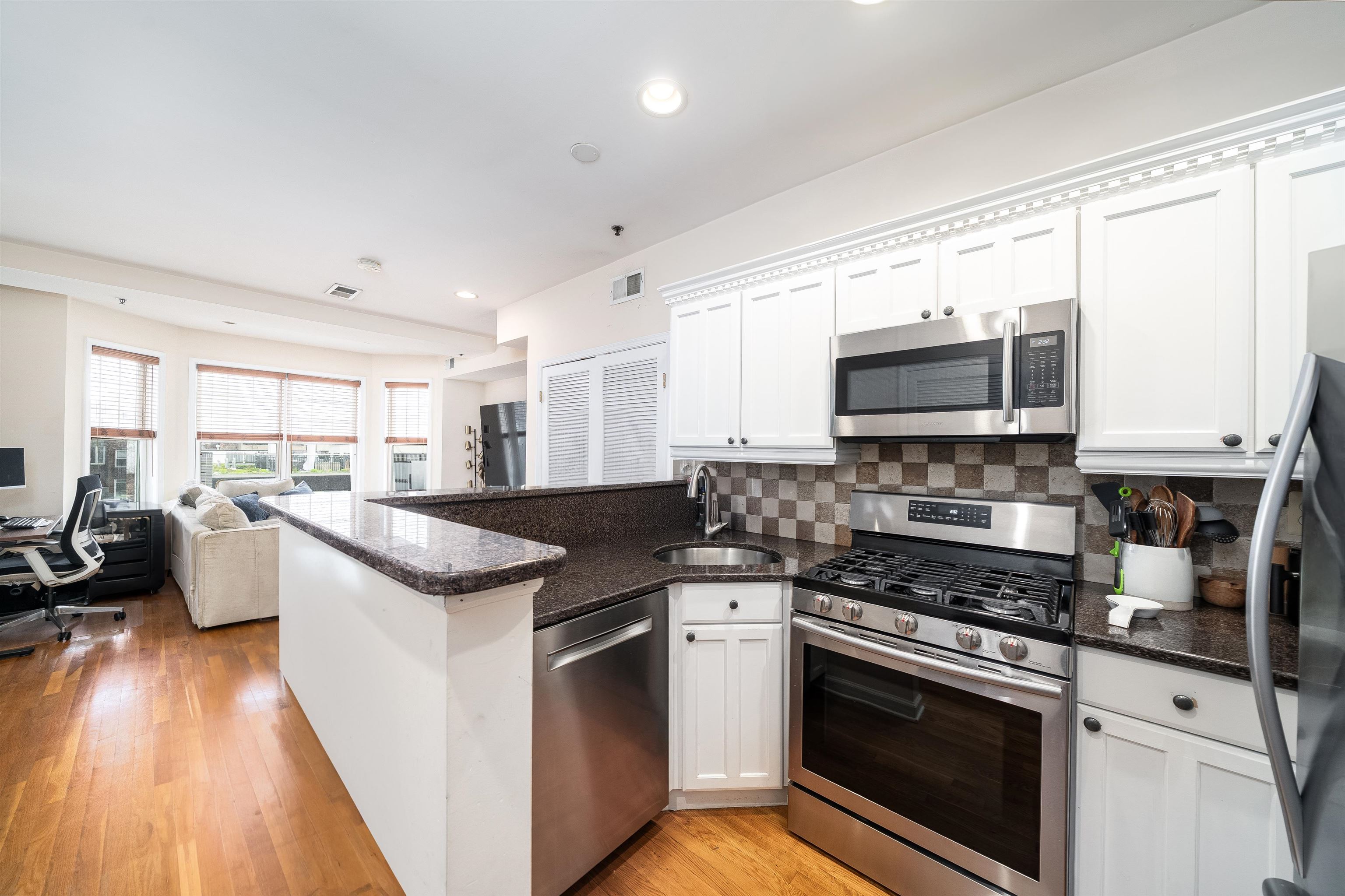 704 CLINTON ST Unit: 5D