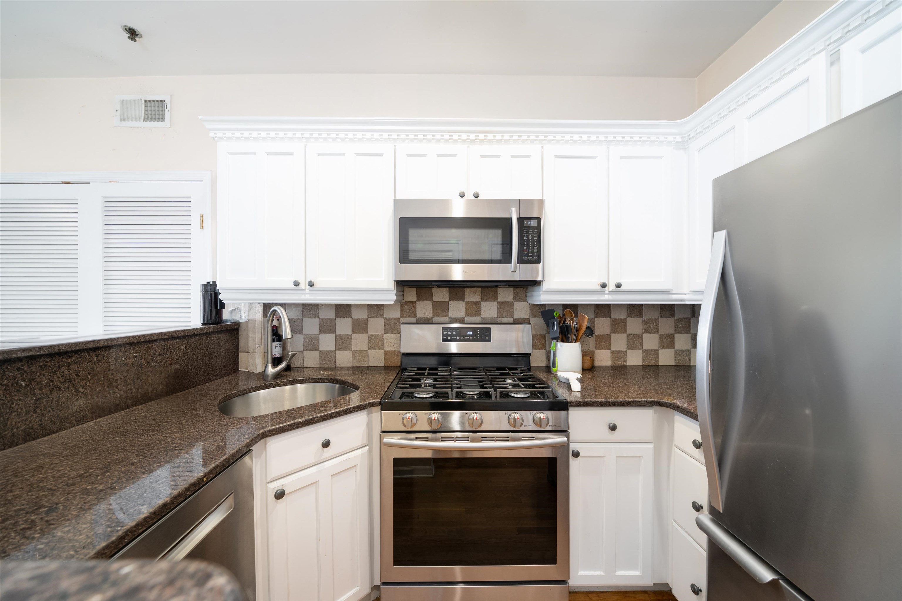 704 CLINTON ST Unit: 5D