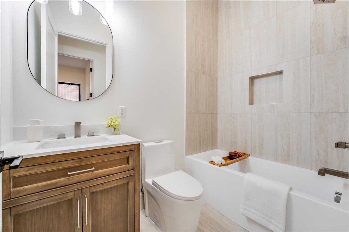 226 NUNDA AVE Unit: 1