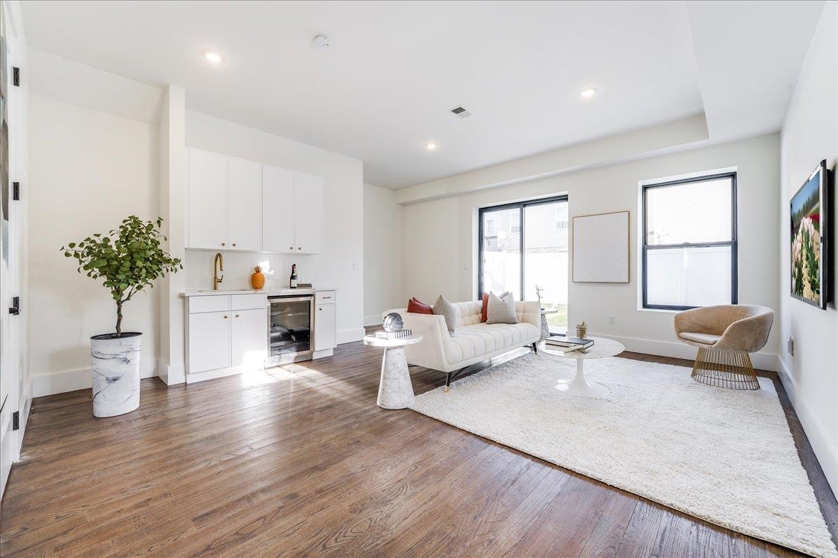 226 NUNDA AVE Unit: 1