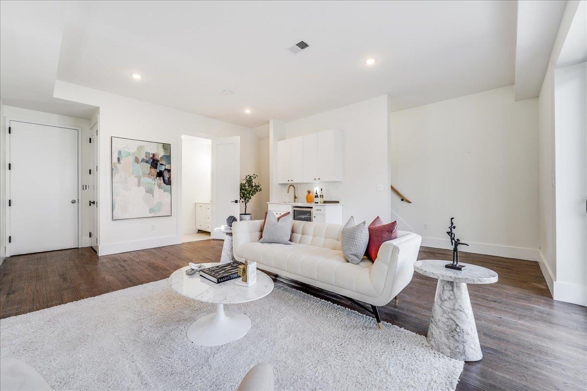226 NUNDA AVE Unit: 1