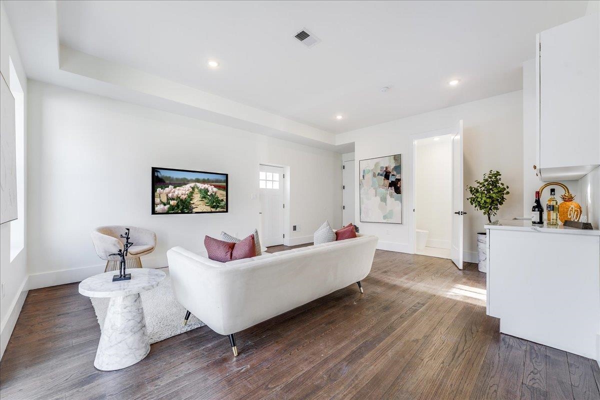 226 NUNDA AVE Unit: 1