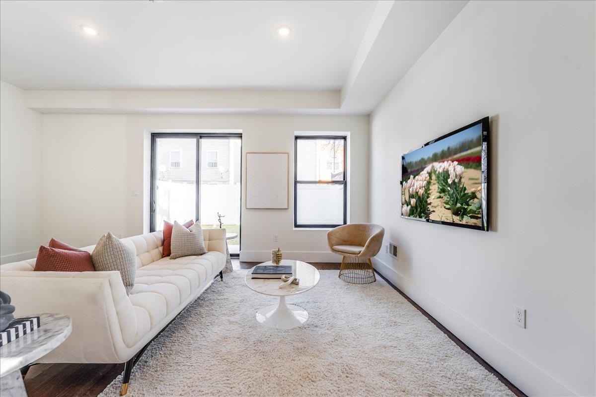 226 NUNDA AVE Unit: 1