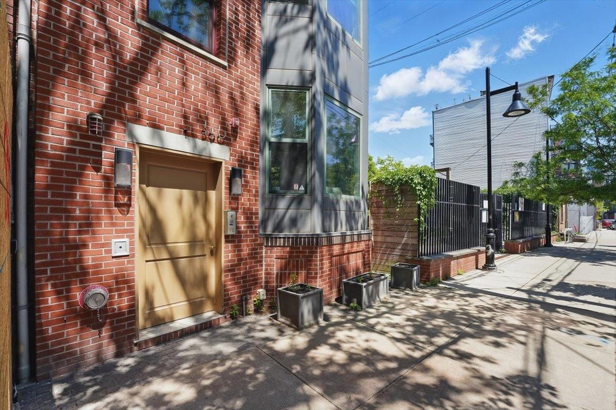 390 1ST ST Unit: 2