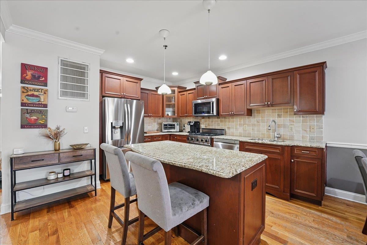 211 MADISON ST Unit: 3