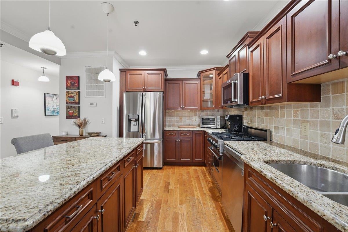 211 MADISON ST Unit: 3