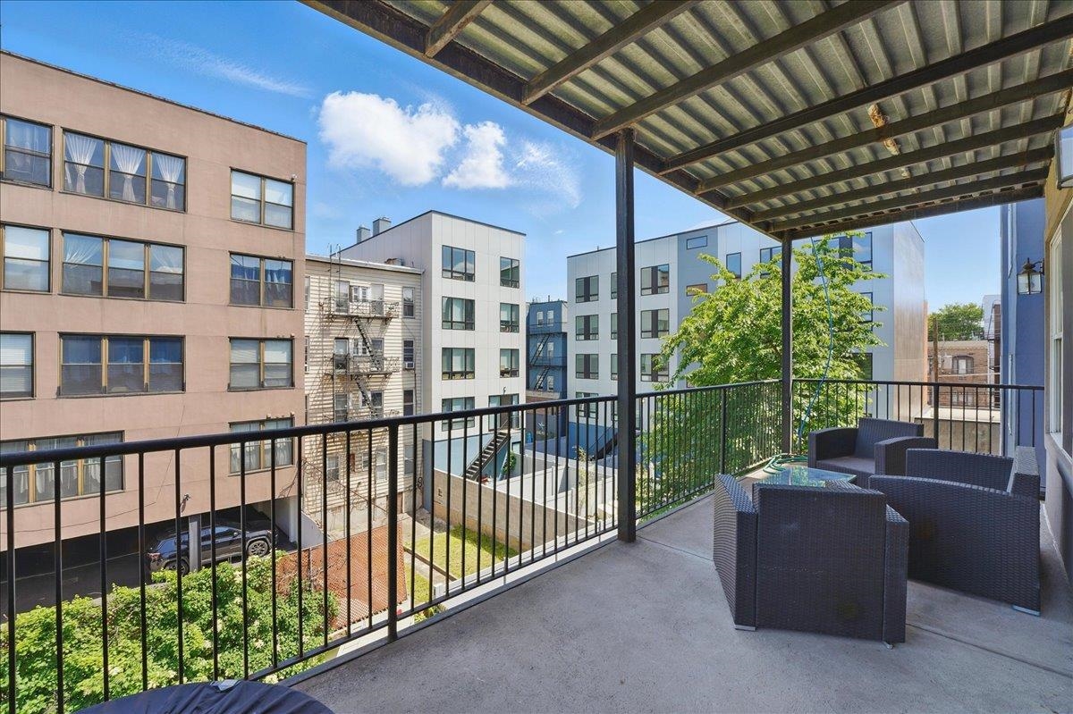 211 MADISON ST Unit: 3