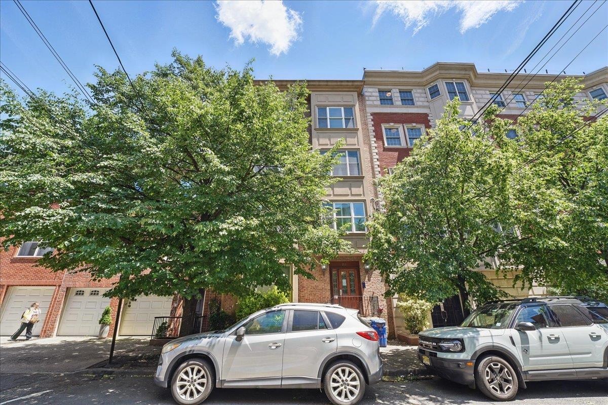211 MADISON ST Unit: 3