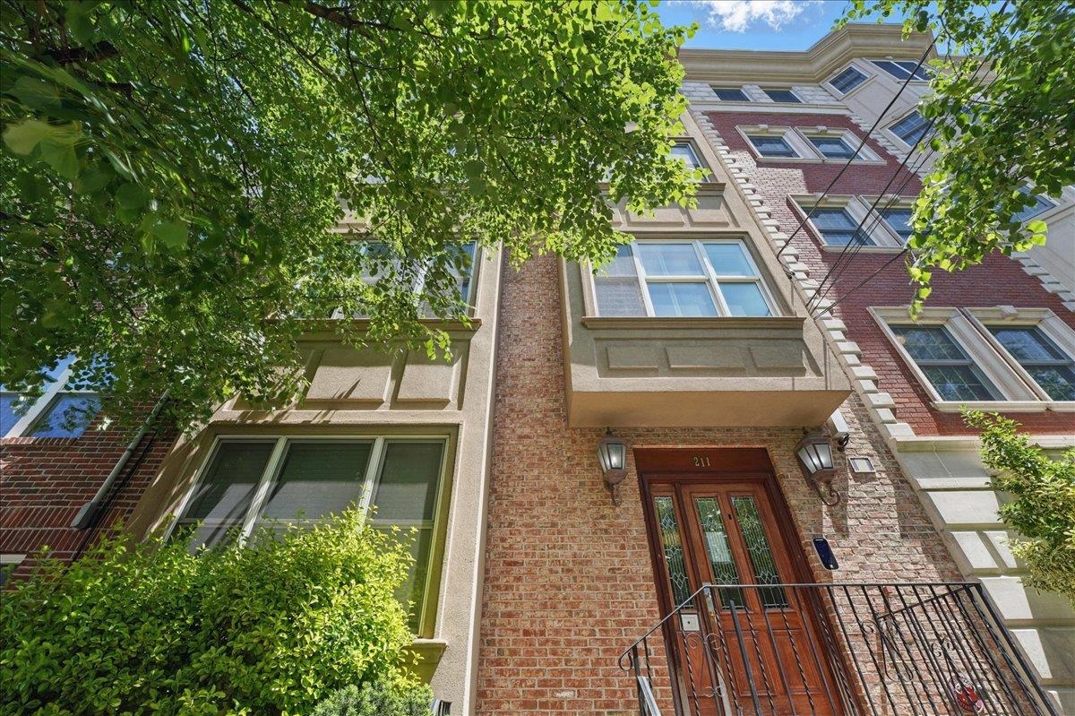 211 MADISON ST Unit: 3