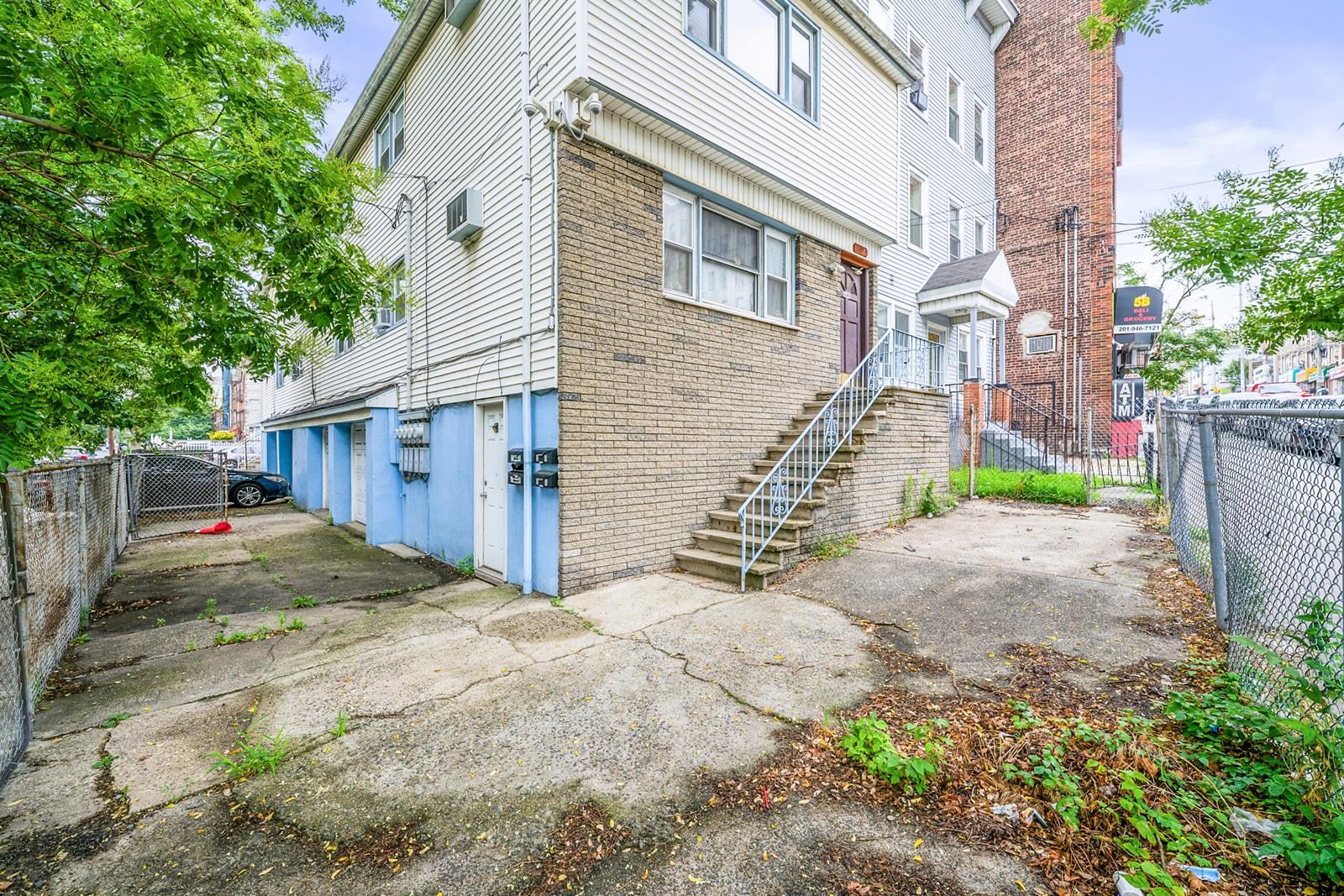 246 SIP AVE Unit: 1F