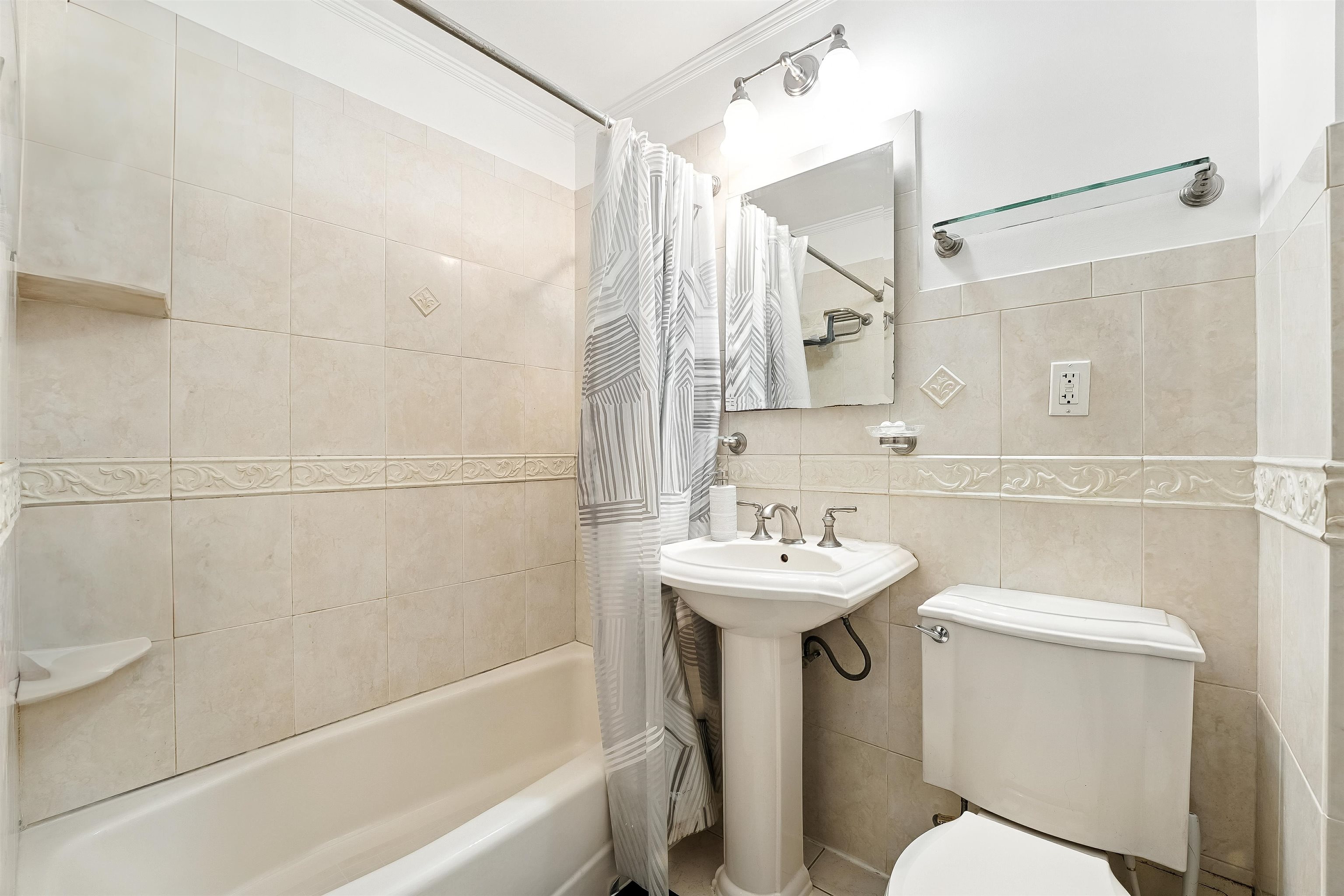 205 14TH ST Unit: 2L