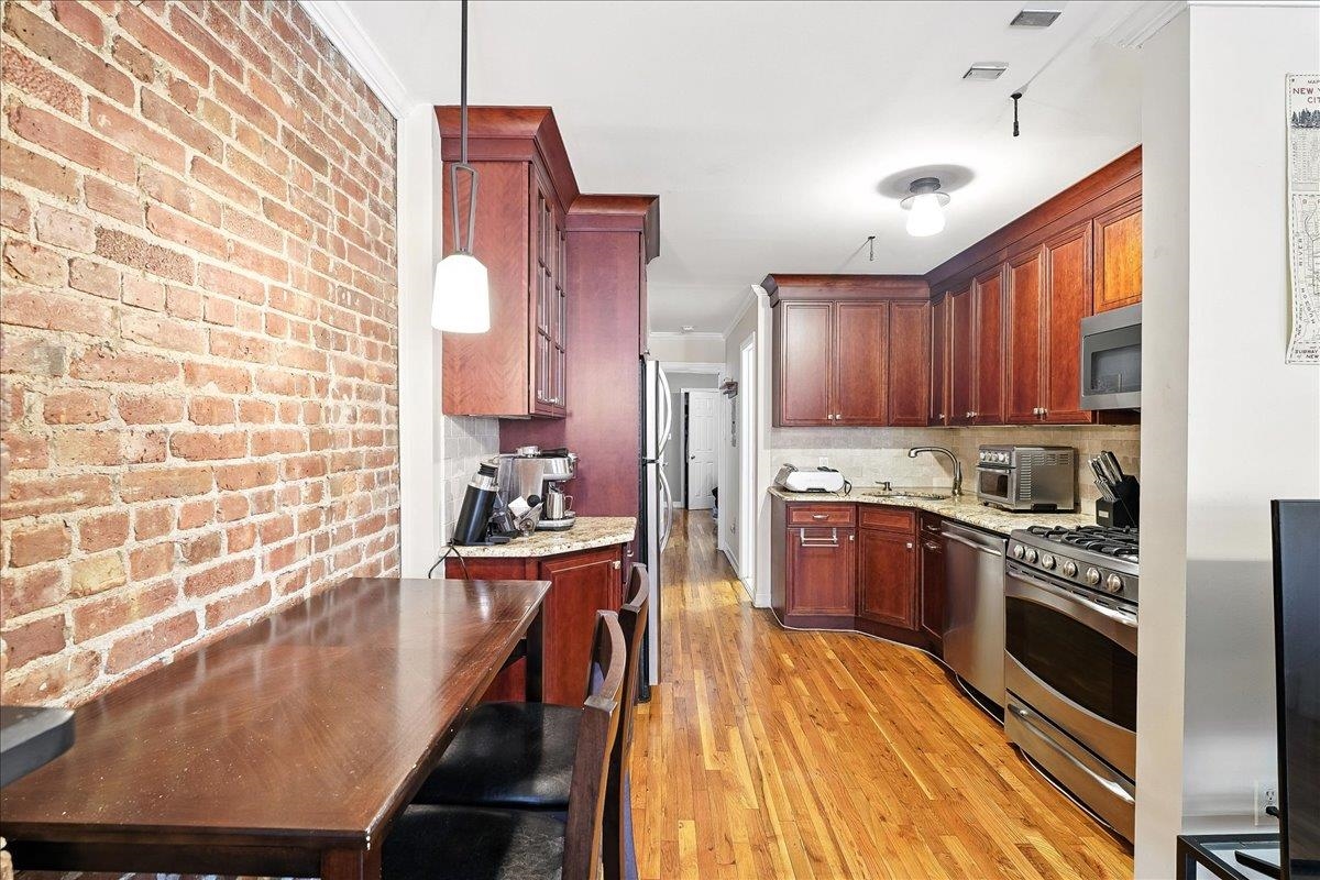 205 14TH ST Unit: 2L