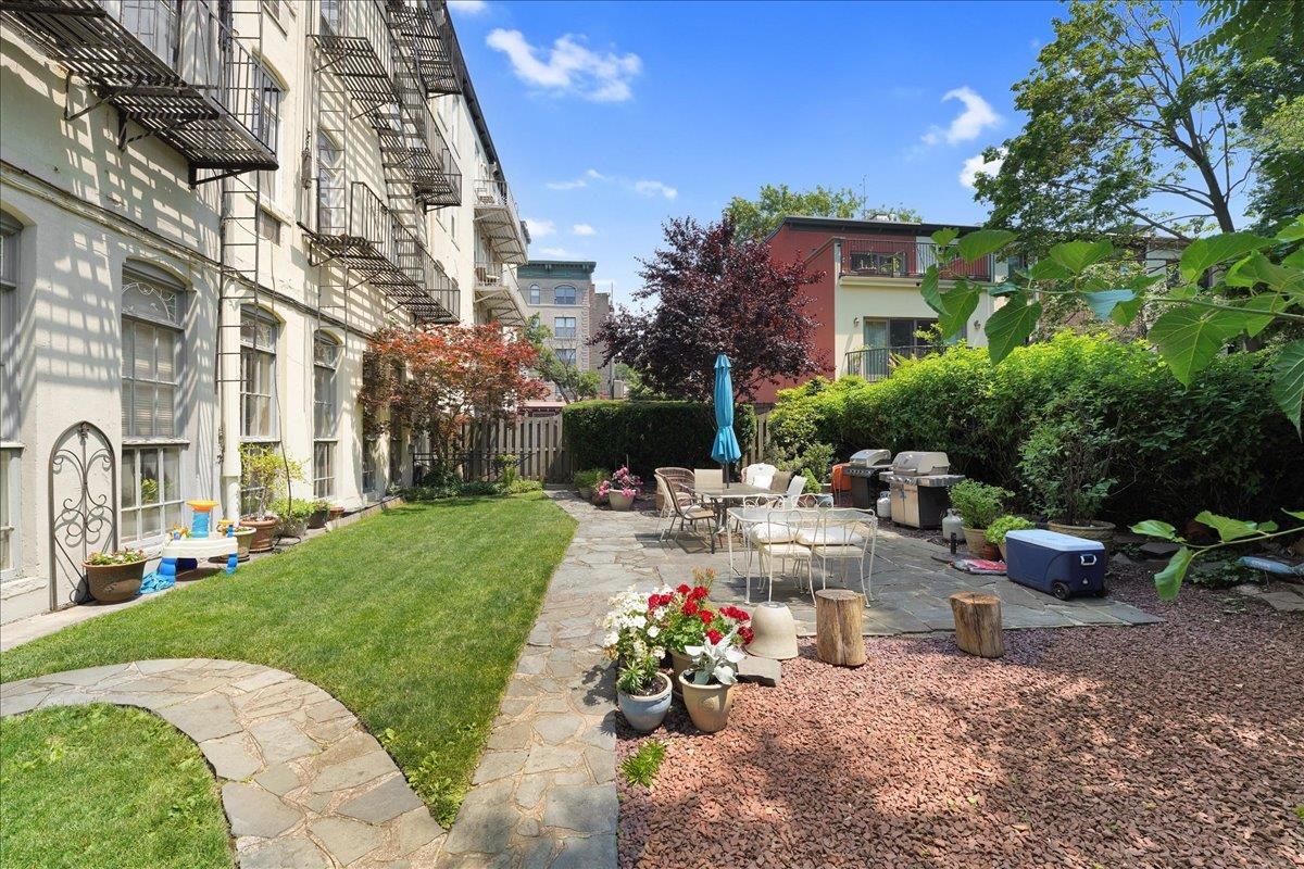 205 14TH ST Unit: 2L