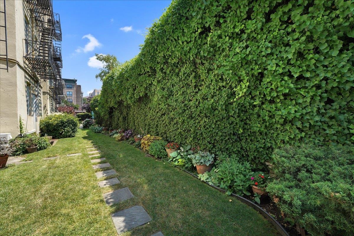 205 14TH ST Unit: 2L