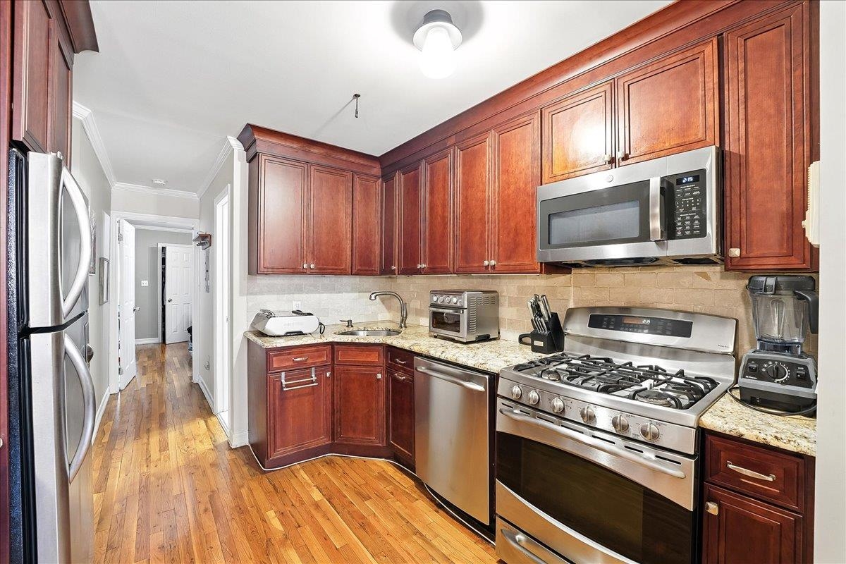 205 14TH ST Unit: 2L