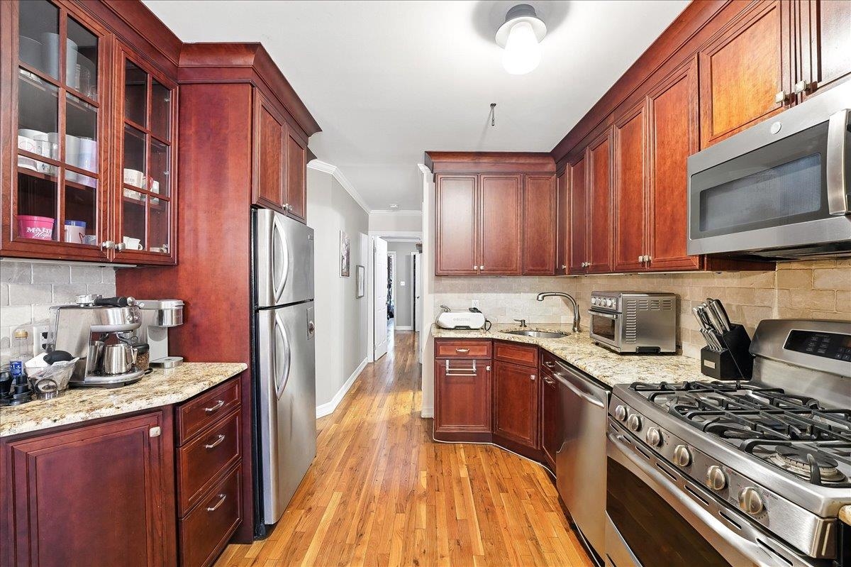 205 14TH ST Unit: 2L
