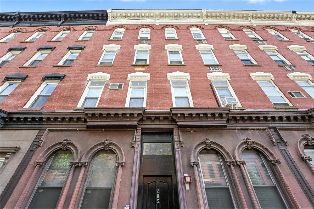 205 14TH ST Unit: 2L