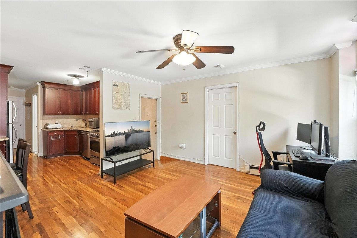 205 14TH ST Unit: 2L