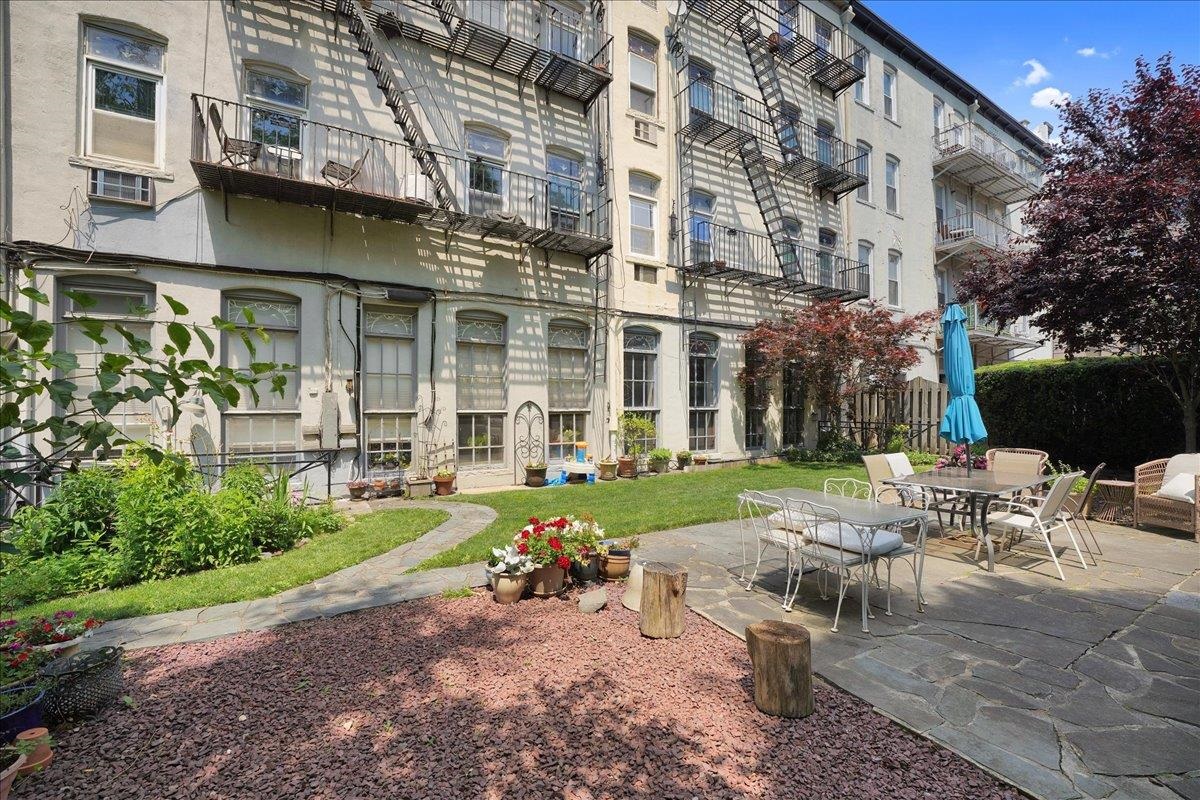 205 14TH ST Unit: 2L