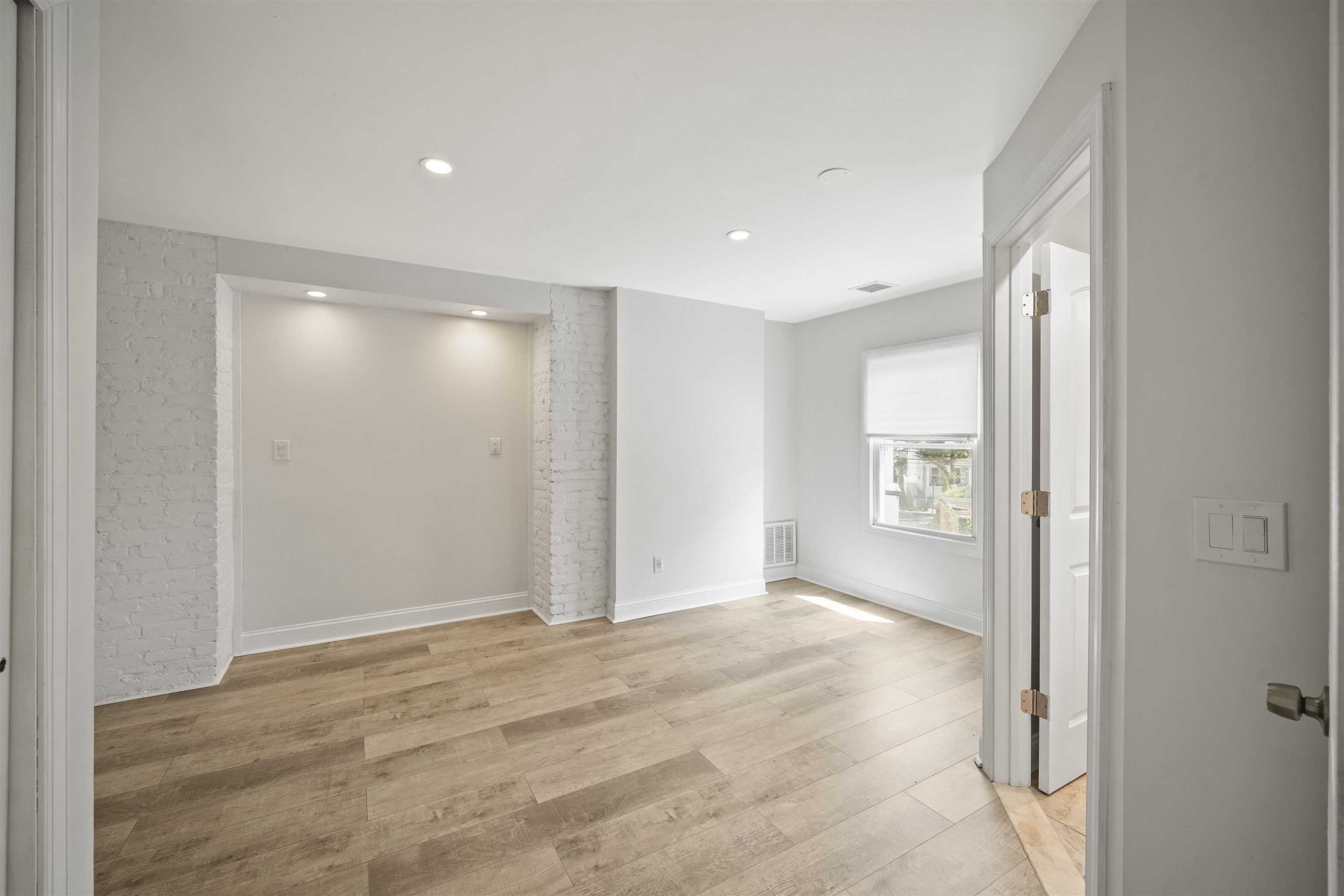 22 LONG ST