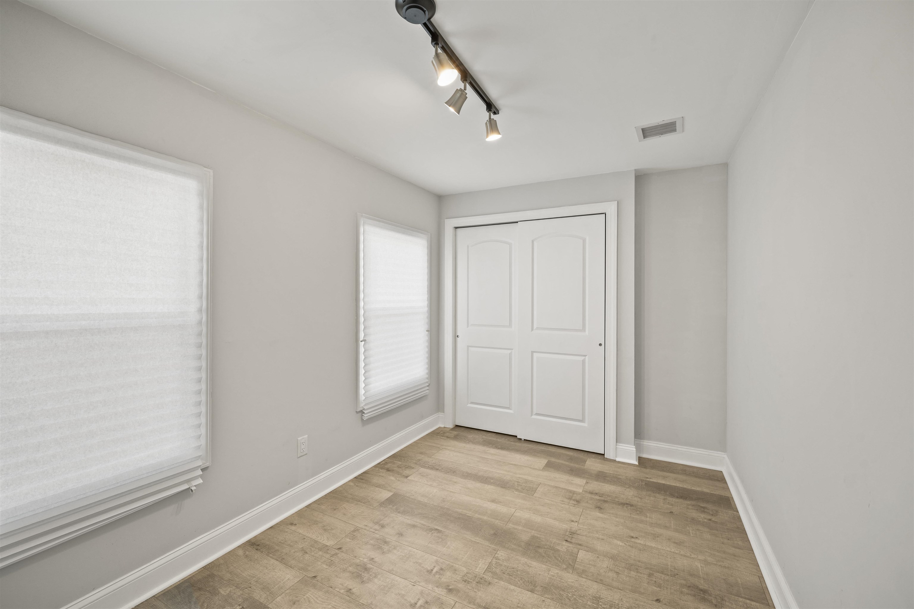 22 LONG ST