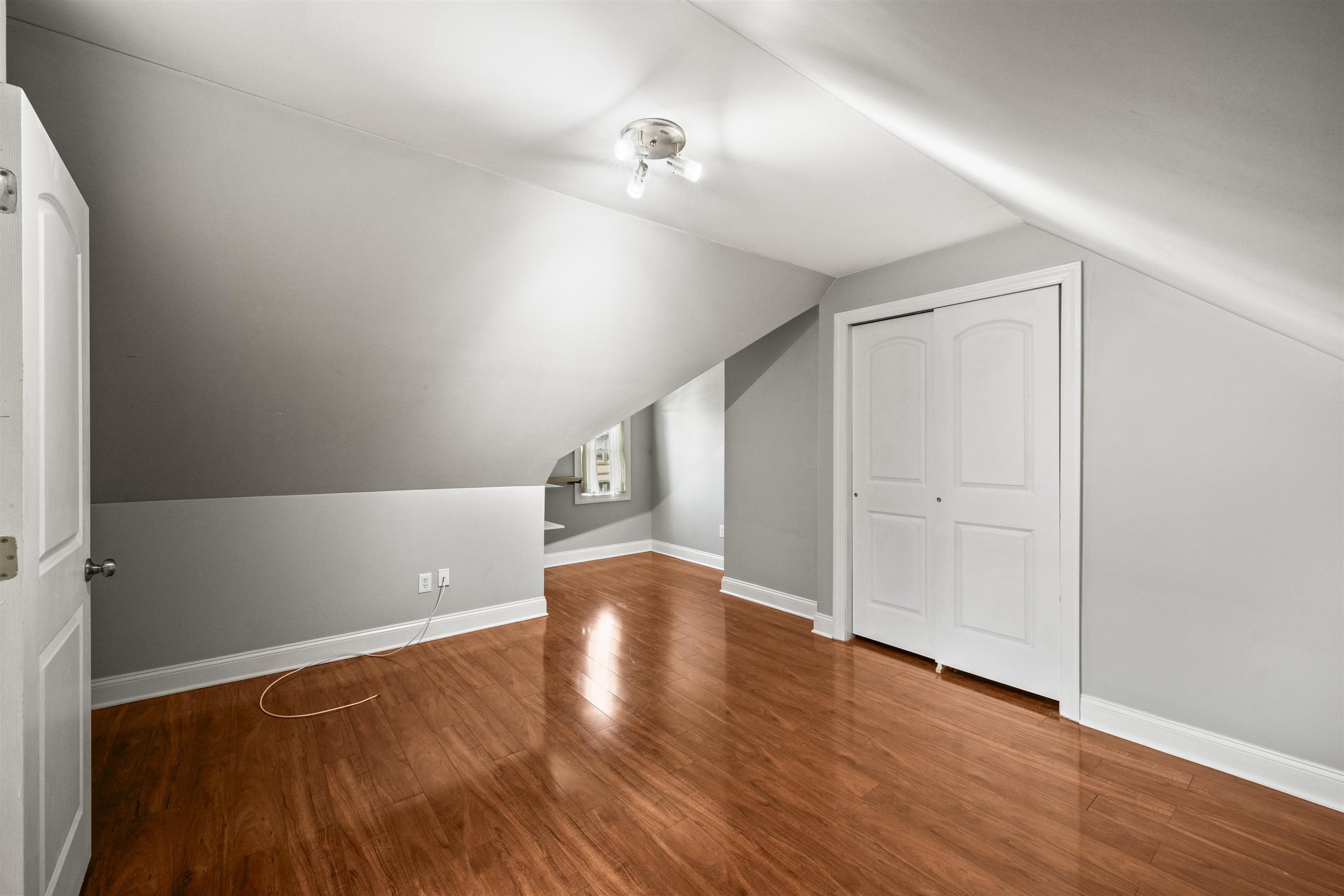 22 LONG ST