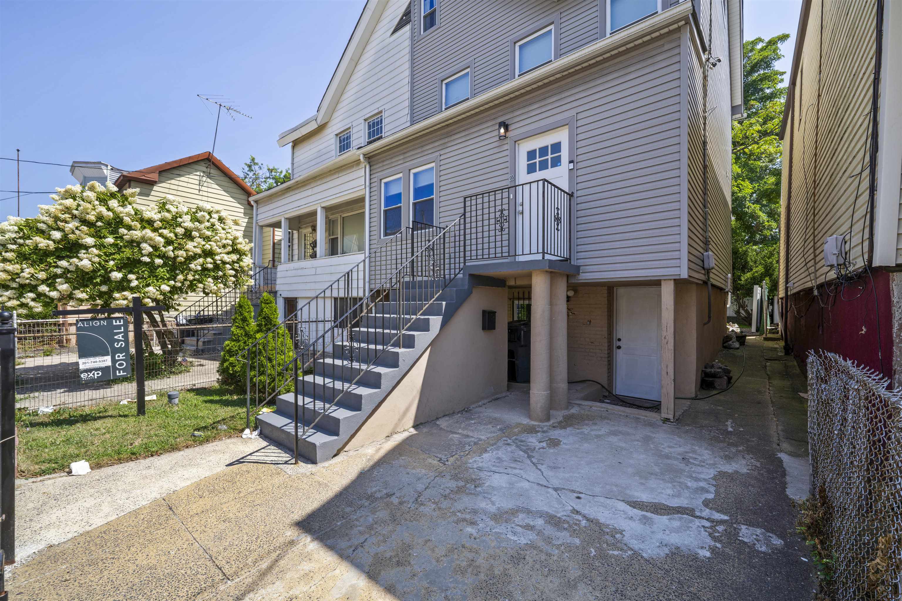 22 LONG ST