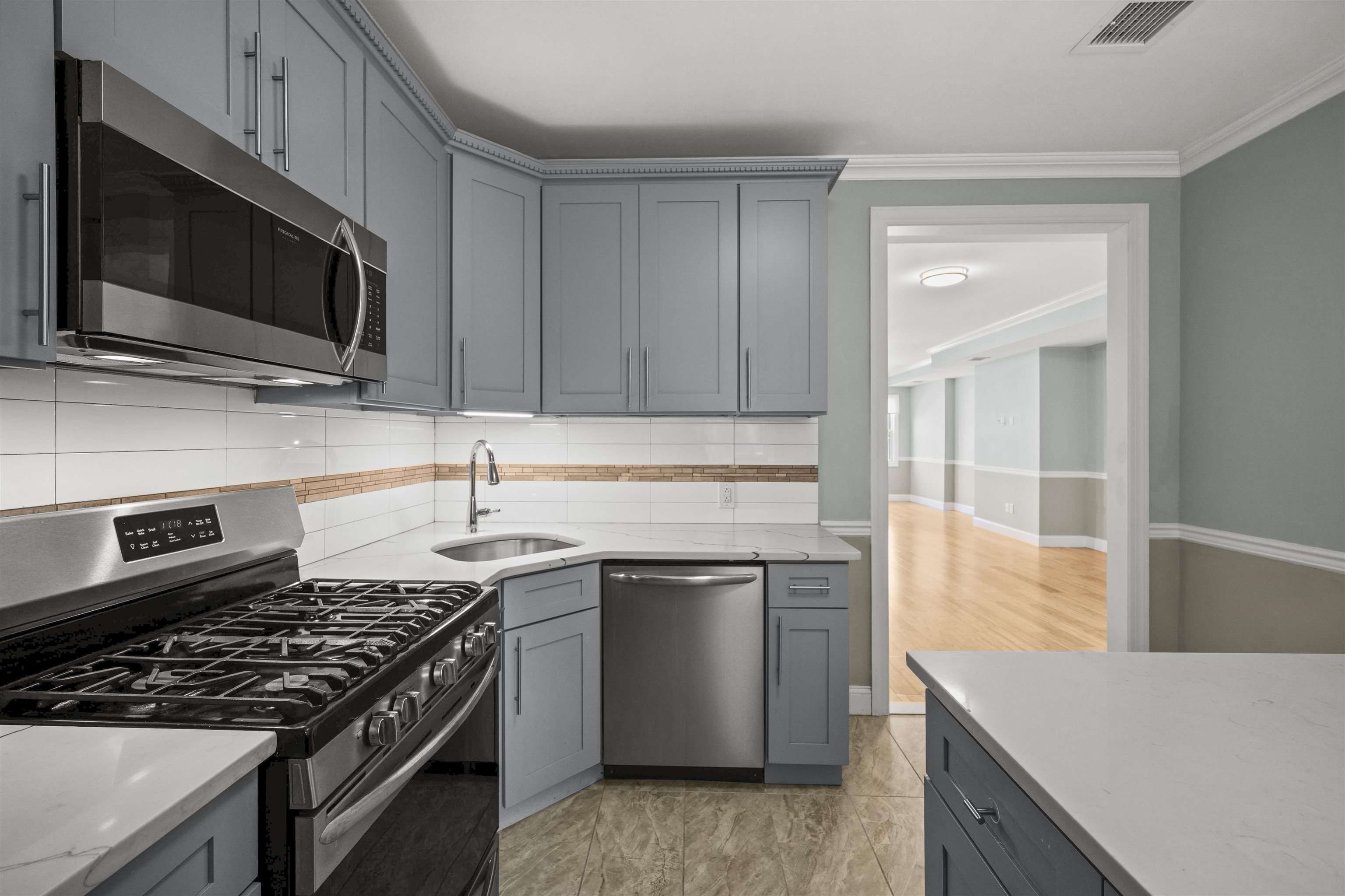 22 LONG ST