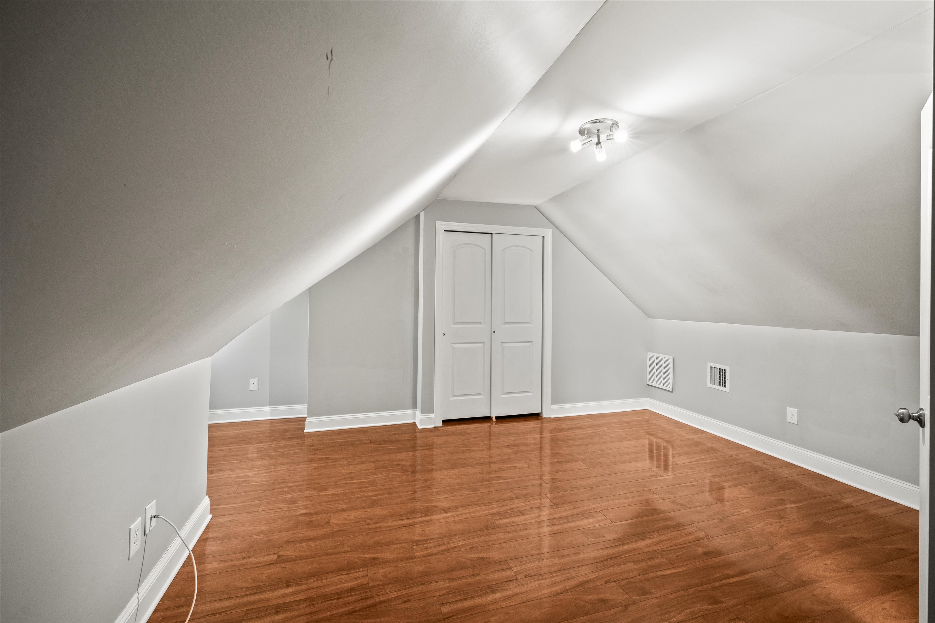 22 LONG ST