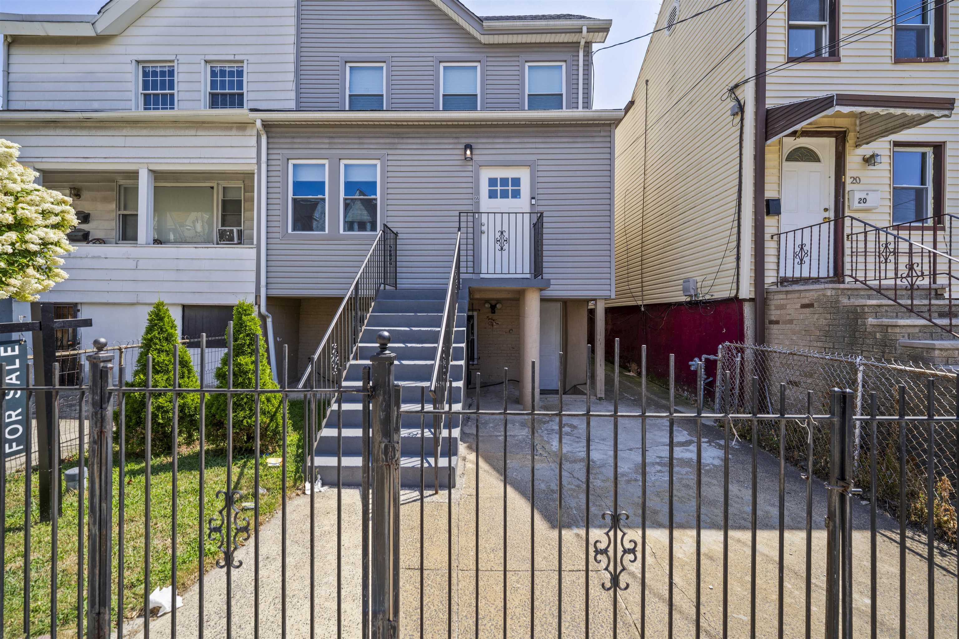 22 LONG ST