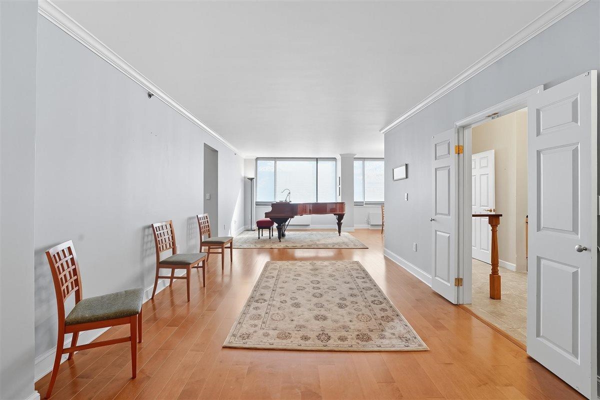 45 RIVER DR SOUTH Unit: 214