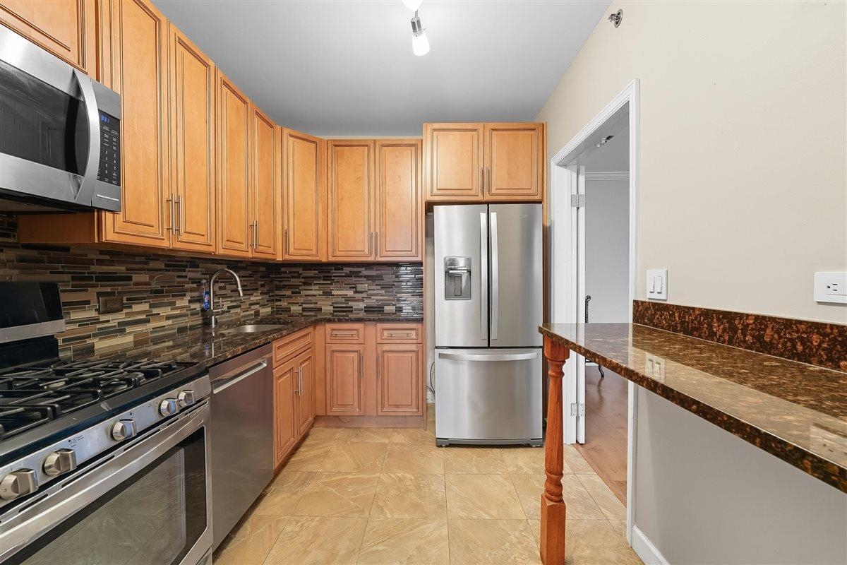 45 RIVER DR SOUTH Unit: 214