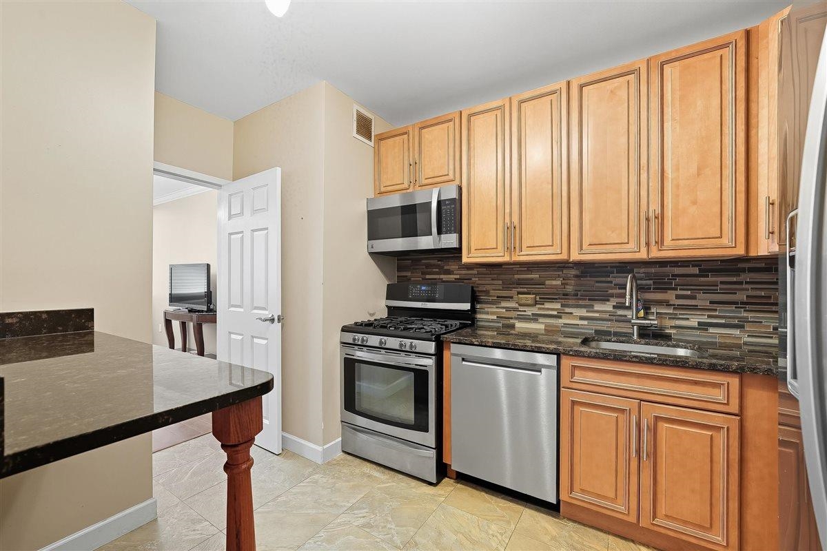 45 RIVER DR SOUTH Unit: 214