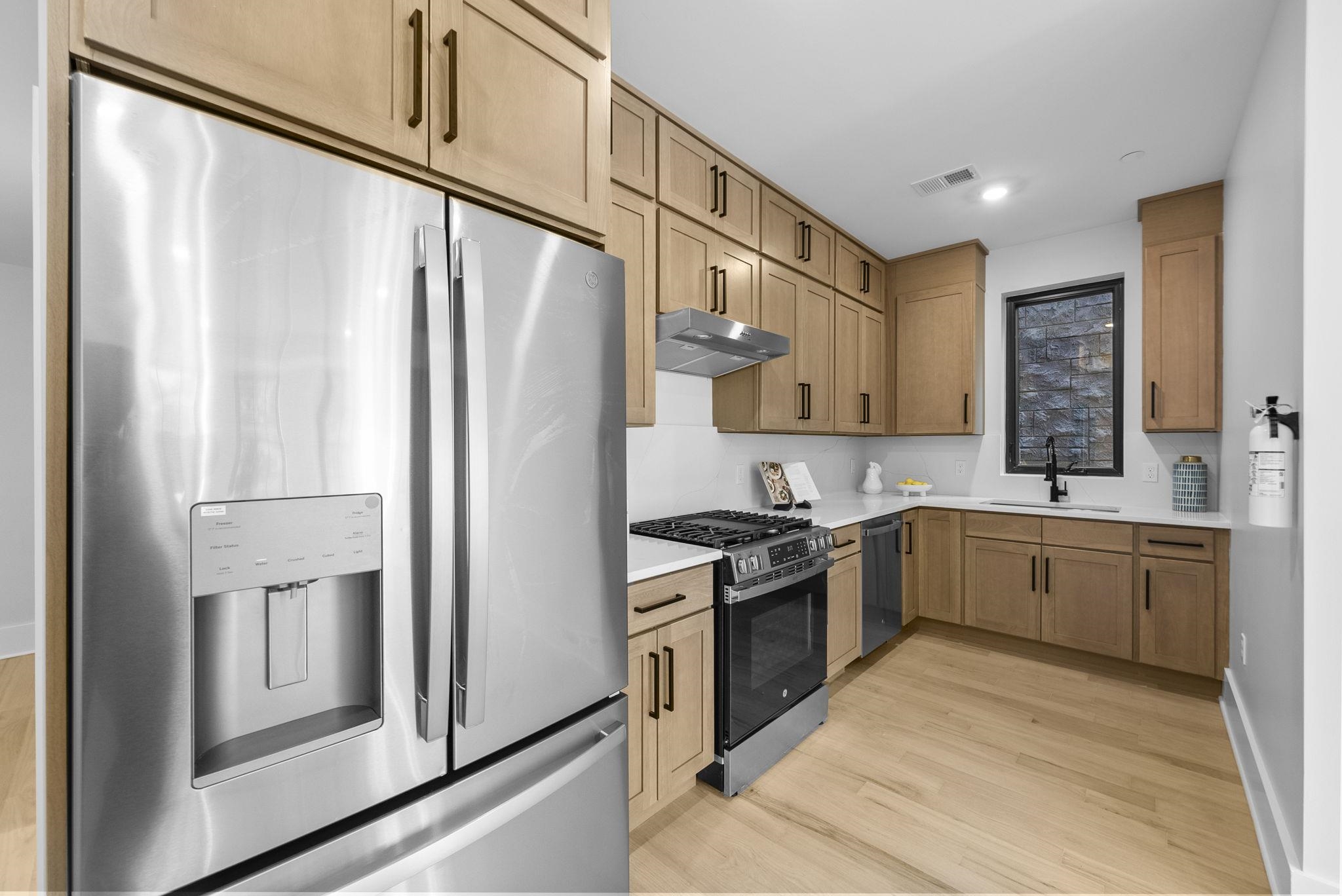 124 GLENWOOD AVE Unit: 2