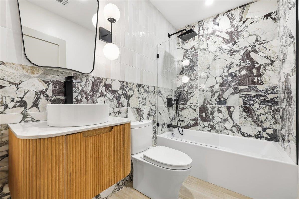 392 1ST ST Unit: 1