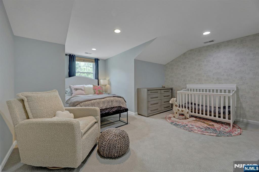 17 Crooked Hill
