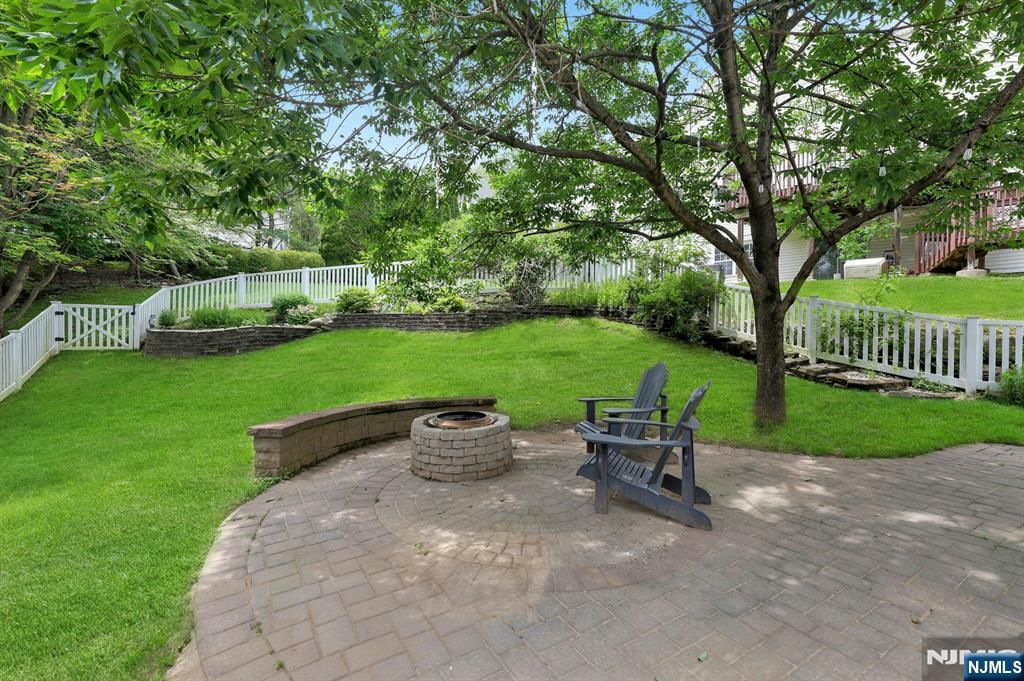 17 Crooked Hill