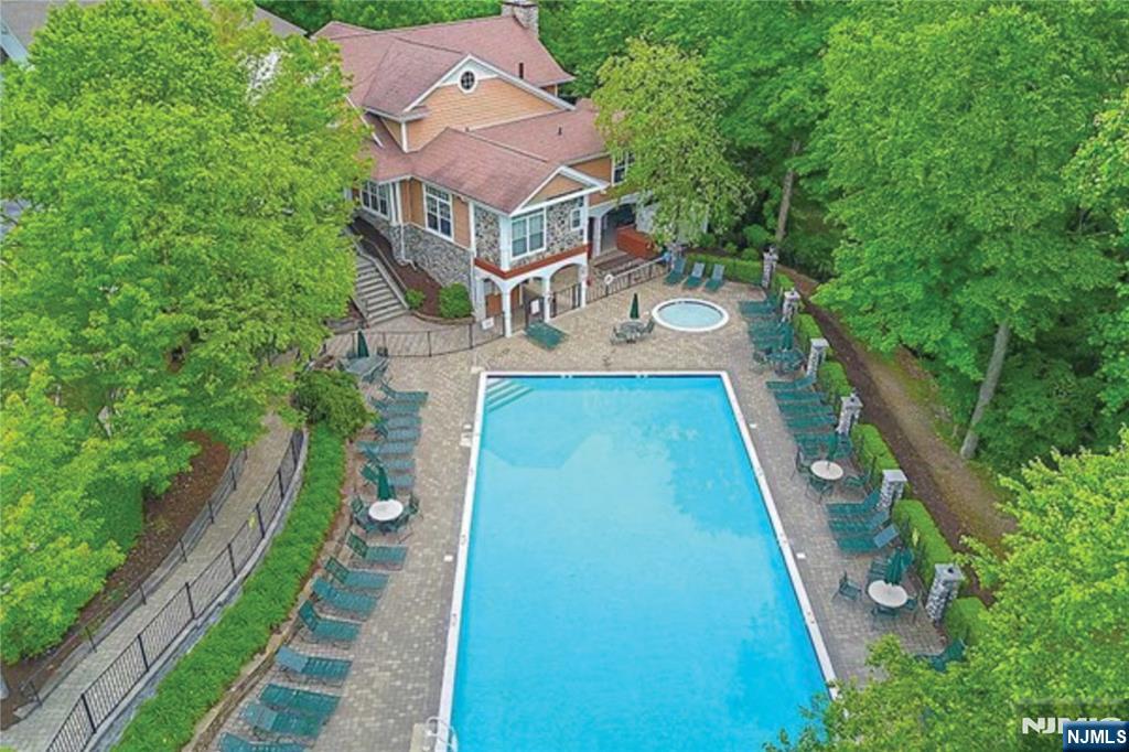 17 Crooked Hill