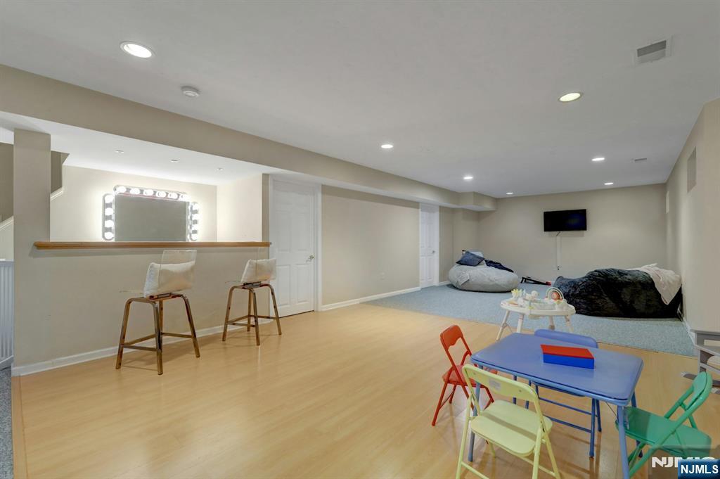 17 Crooked Hill