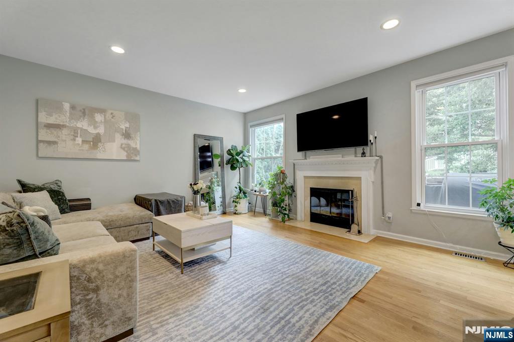 17 Crooked Hill