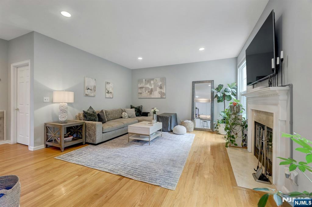 17 Crooked Hill