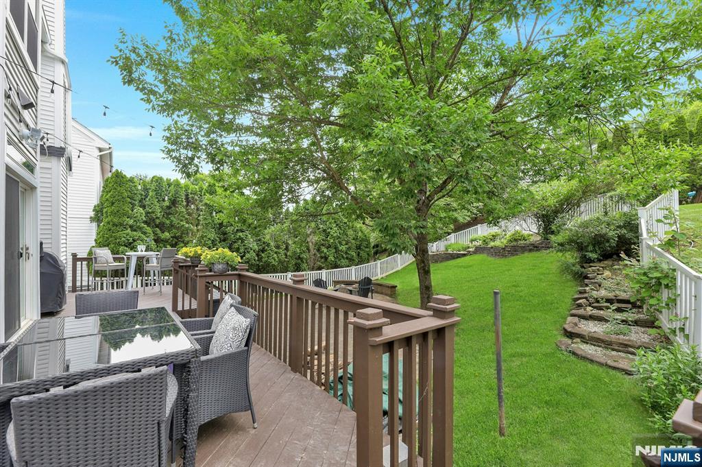 17 Crooked Hill