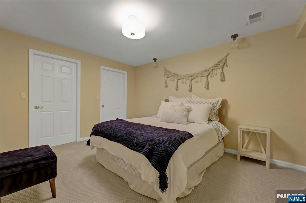 17 Crooked Hill
