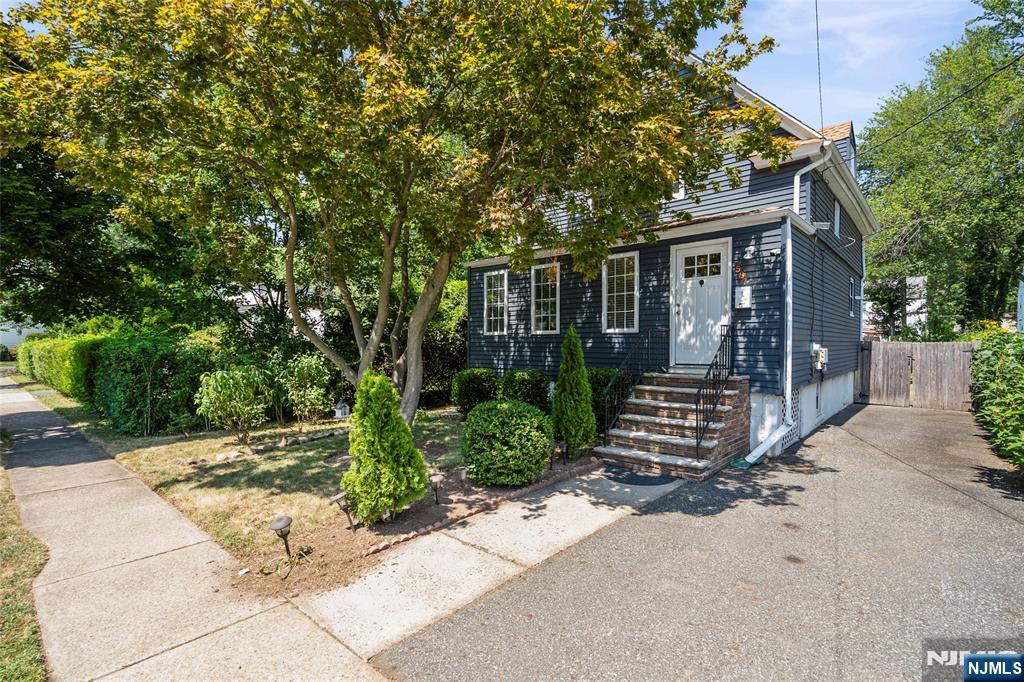 587 Kenwood Place